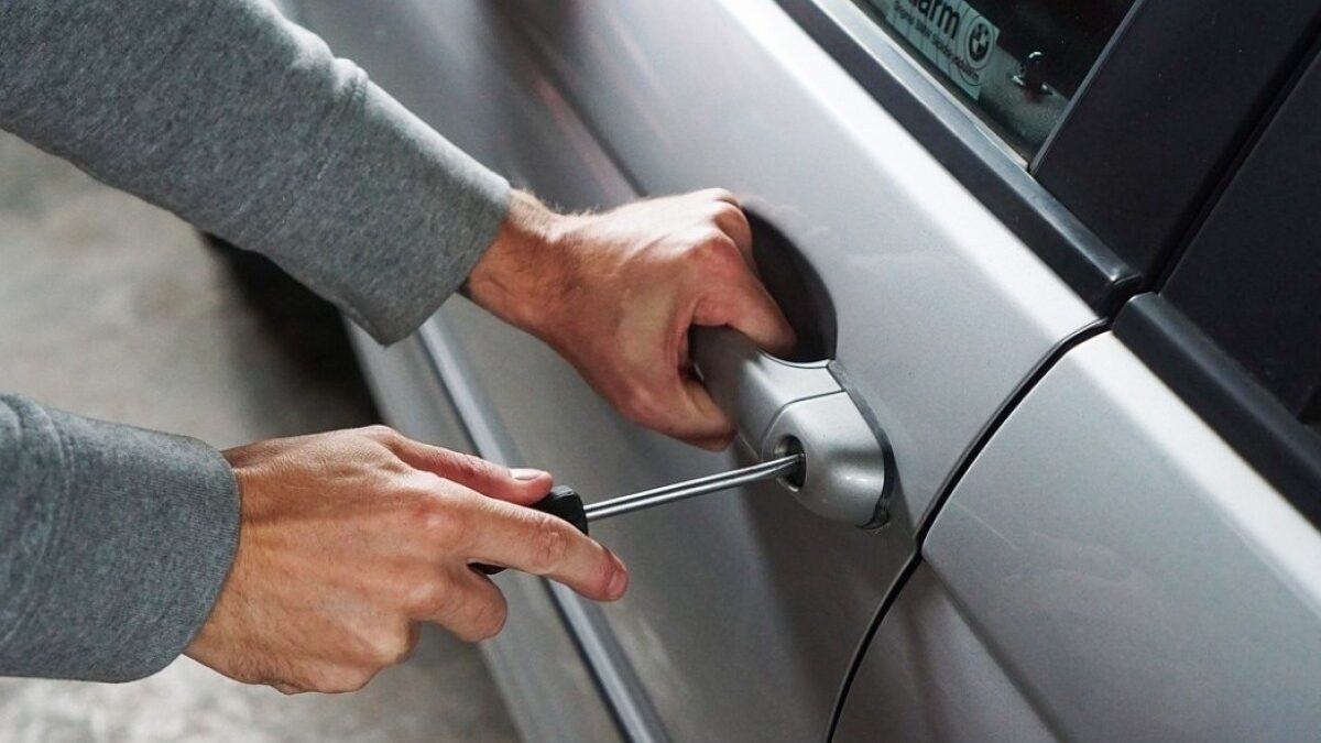 19,800 manats stolen from a car in Garadagh