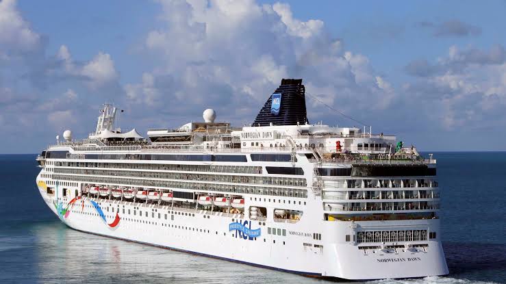 Water level in the Danube dropped: A ship with over 200 people on board ran aground