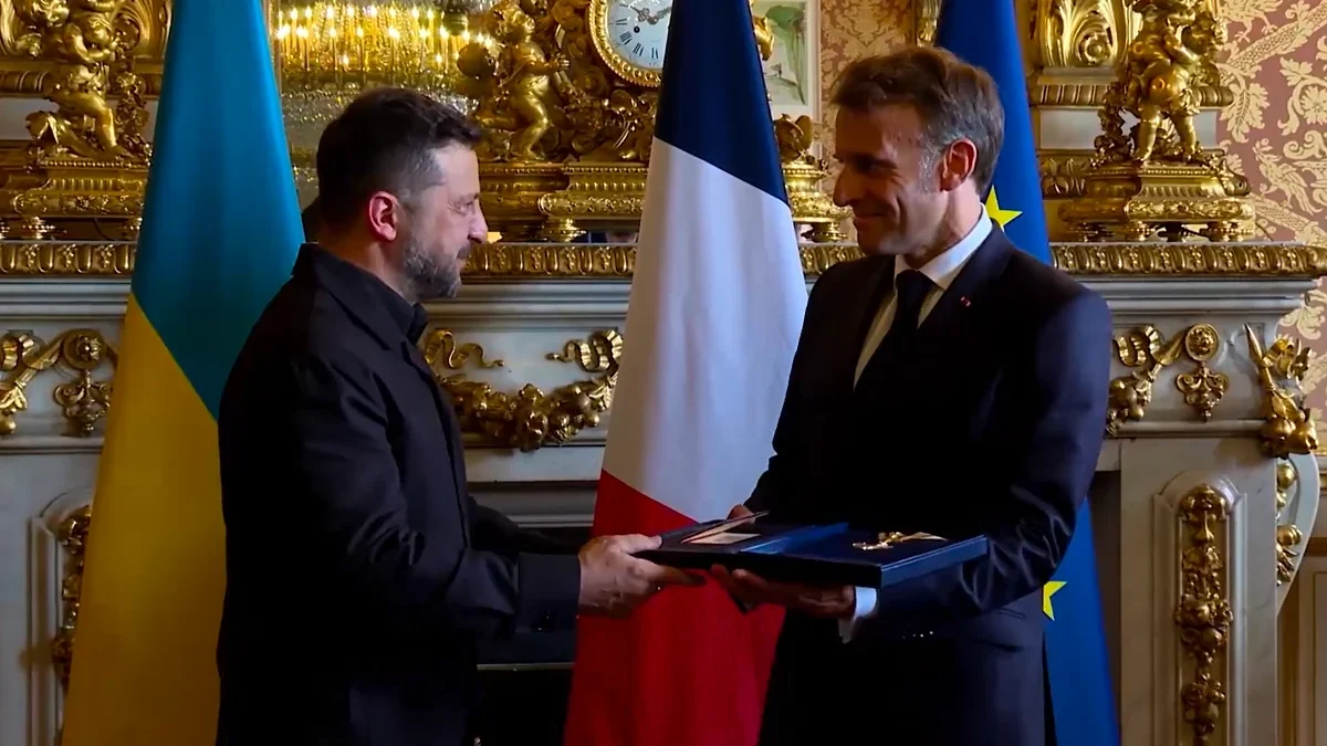 Zelensky awards Macron with the Order of Liberty