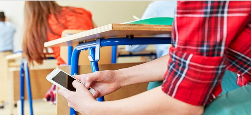 Mobile phones banned in educational institutions for children in the Czech Republic