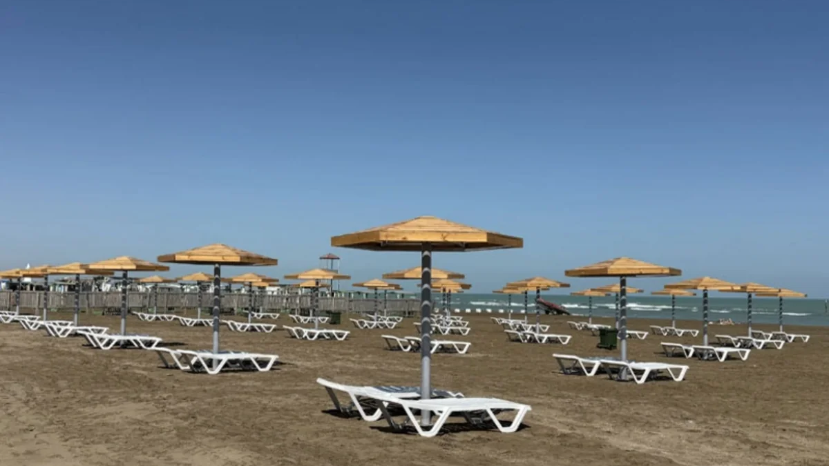 What will the weather be like on the beaches tomorrow?
