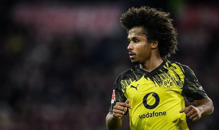 Barcelona signs new striker