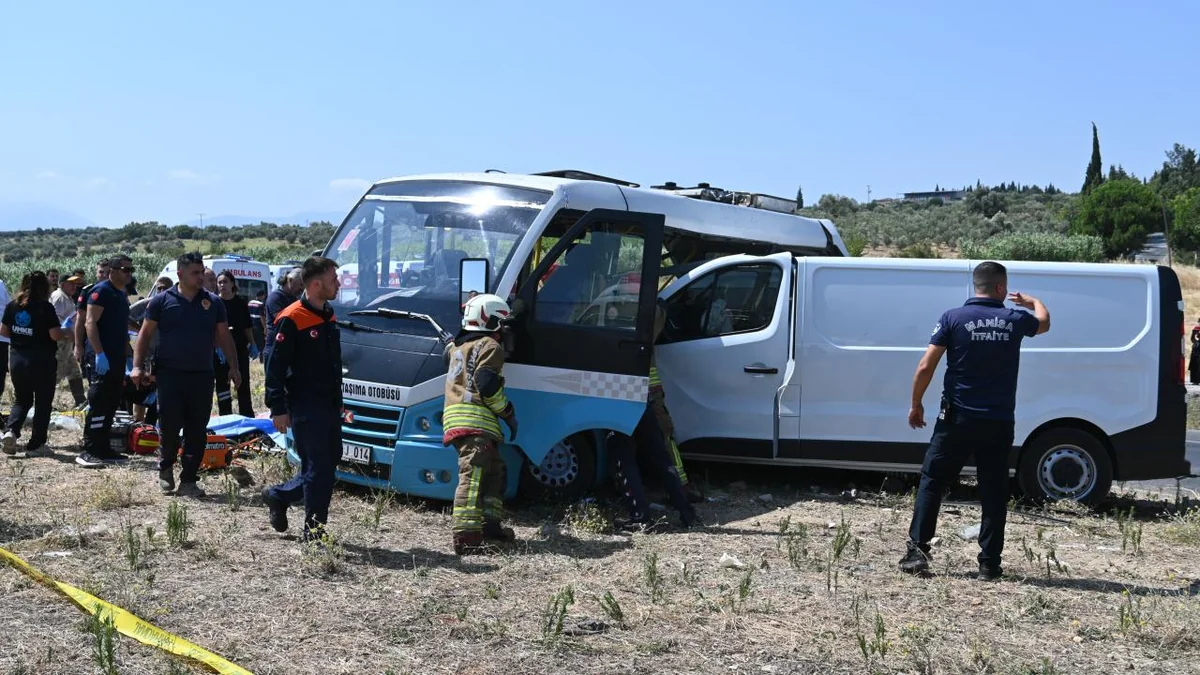 Minibus collides with a passenger car in Turkey, there are dead and injured