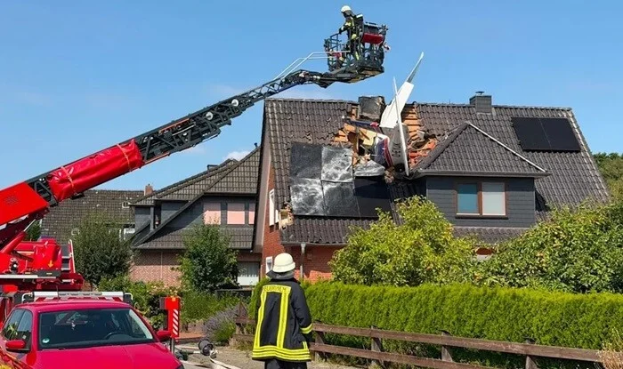 Plane crashed into the roof of a house: there are casualties – Video