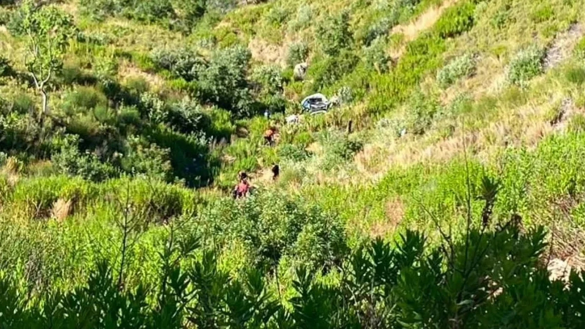 Car plunges into ravine in Antalya, five people dead