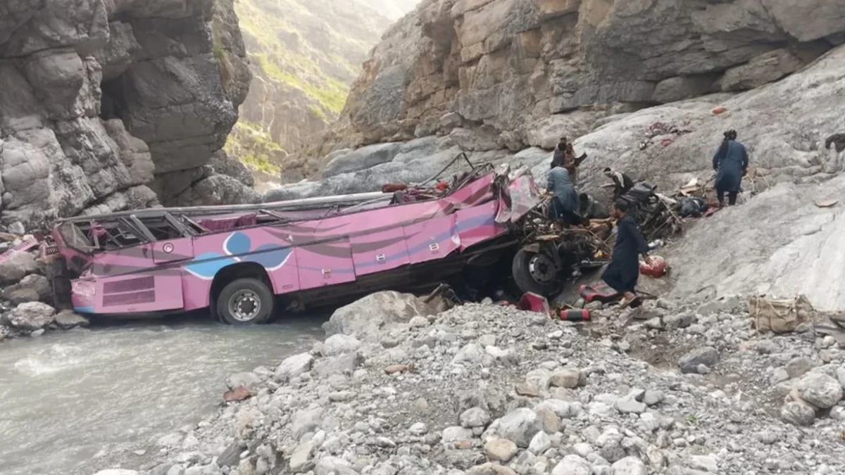 Passenger bus crashed into a ravine in Pakistan: 40 dead