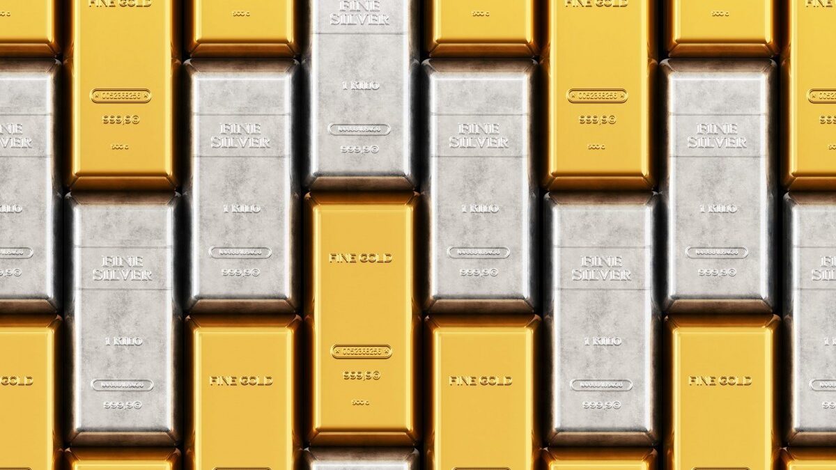 World Bank: In July, gold fell by 4% and silver by nearly 12%