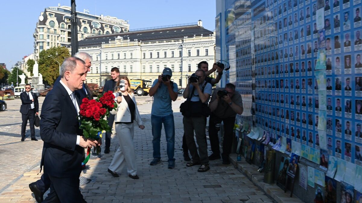 Jeyhun Bayramov visited the memorial to the fallen defenders of Ukraine in the war