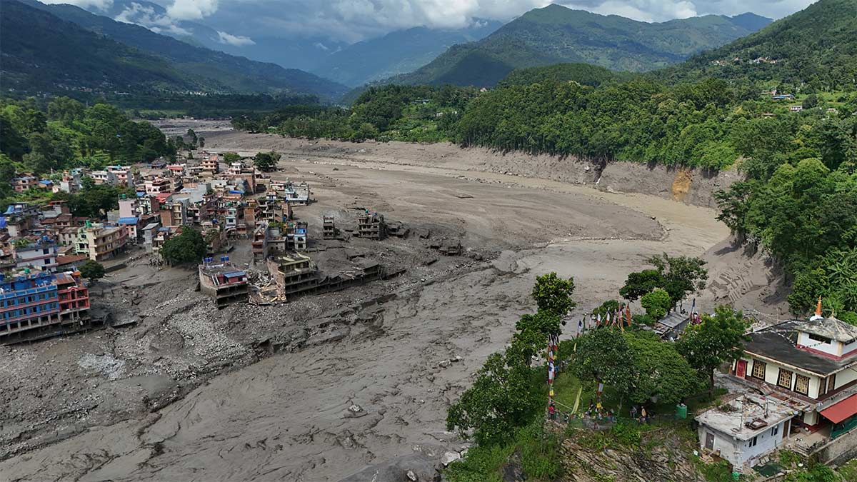 Hundreds of tourists missing after floods in Nepal