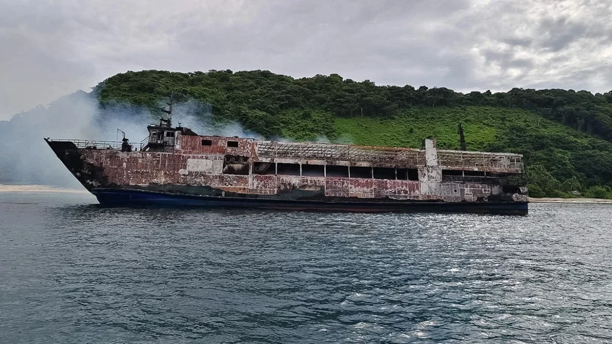 Fire on passenger ferry in the Philippines: 5 dead, 87 missing