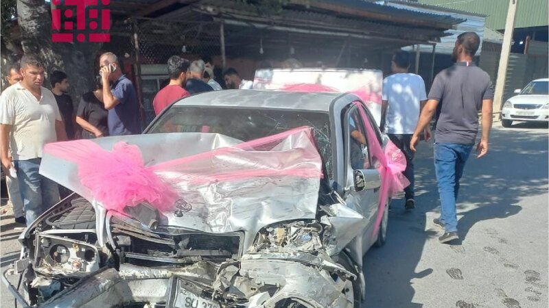 Car returning from a wedding crashes in Tartar – PHOTO