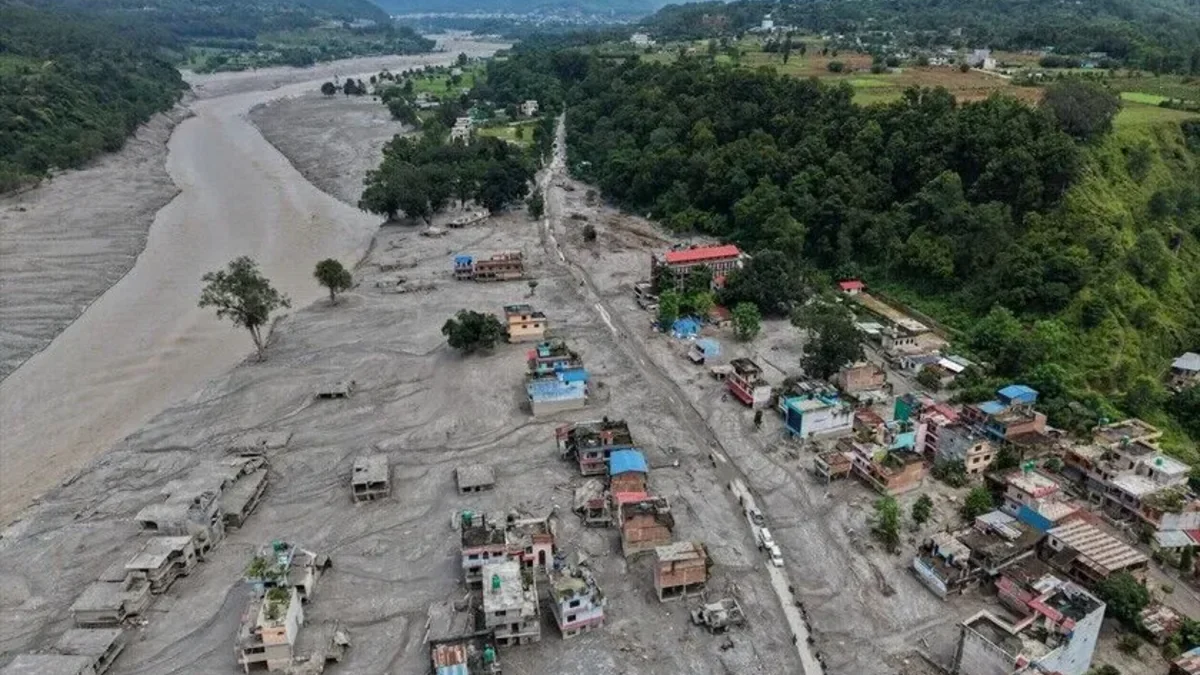 The death toll from floods in Nepal approaches 1,400