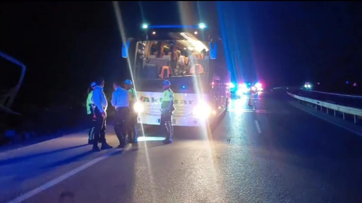 Passenger bus crashes in Turkey, 18 people injured