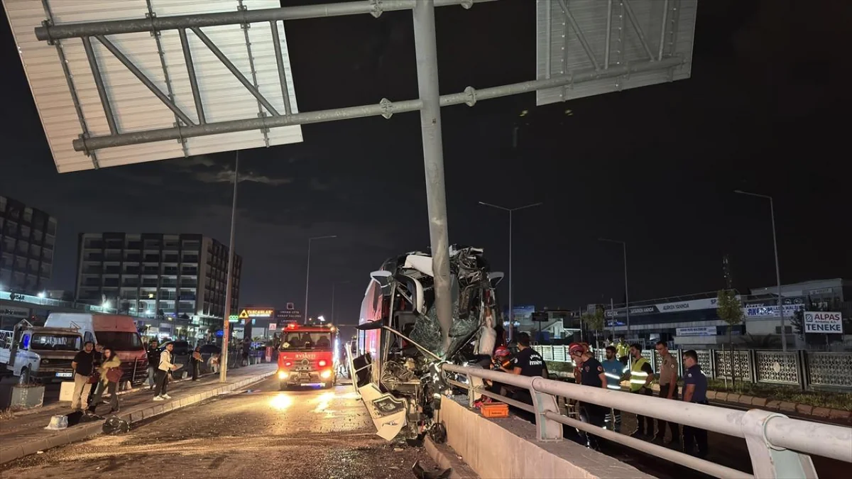 Passenger bus crashes in Adana, more than 10 people injured