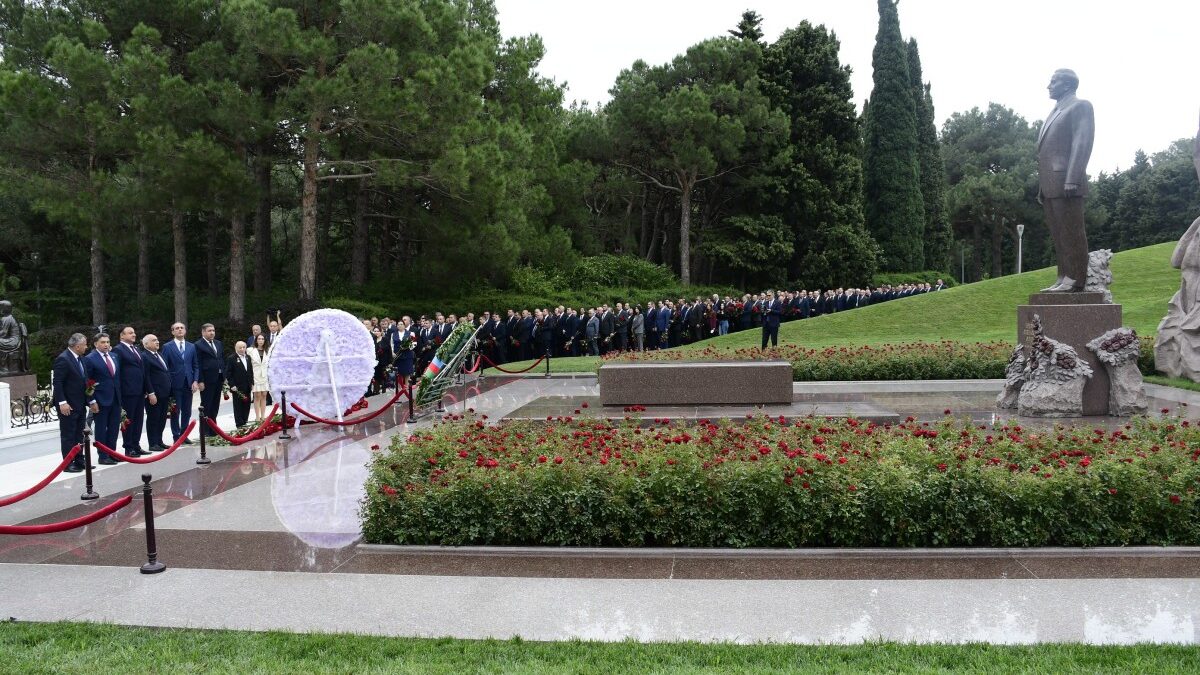 Delegates of the VIII Congress of the YAP Visited the Mausoleum of the Great Leader Heydar Aliyev