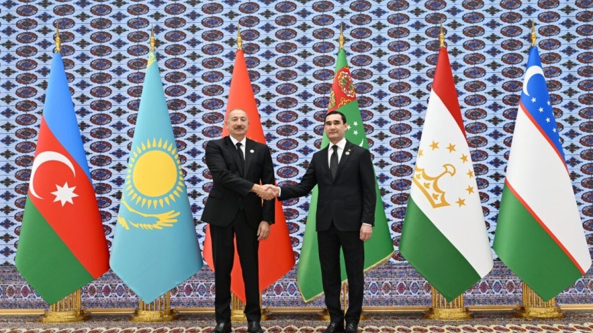 President Arrives at “Avaza” Complex to Attend the 8th Consultative Meeting of Heads of State of Azerbaijan and Central Asia