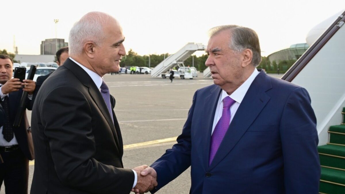 Emomali Rahmon Arrives in Azerbaijan for Visit
