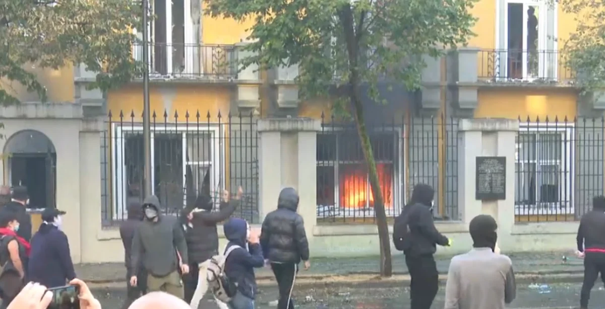 Students set fire to the Ministry of Education building in Albania