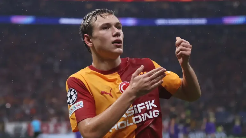 Premier League clubs move for Galatasaray player