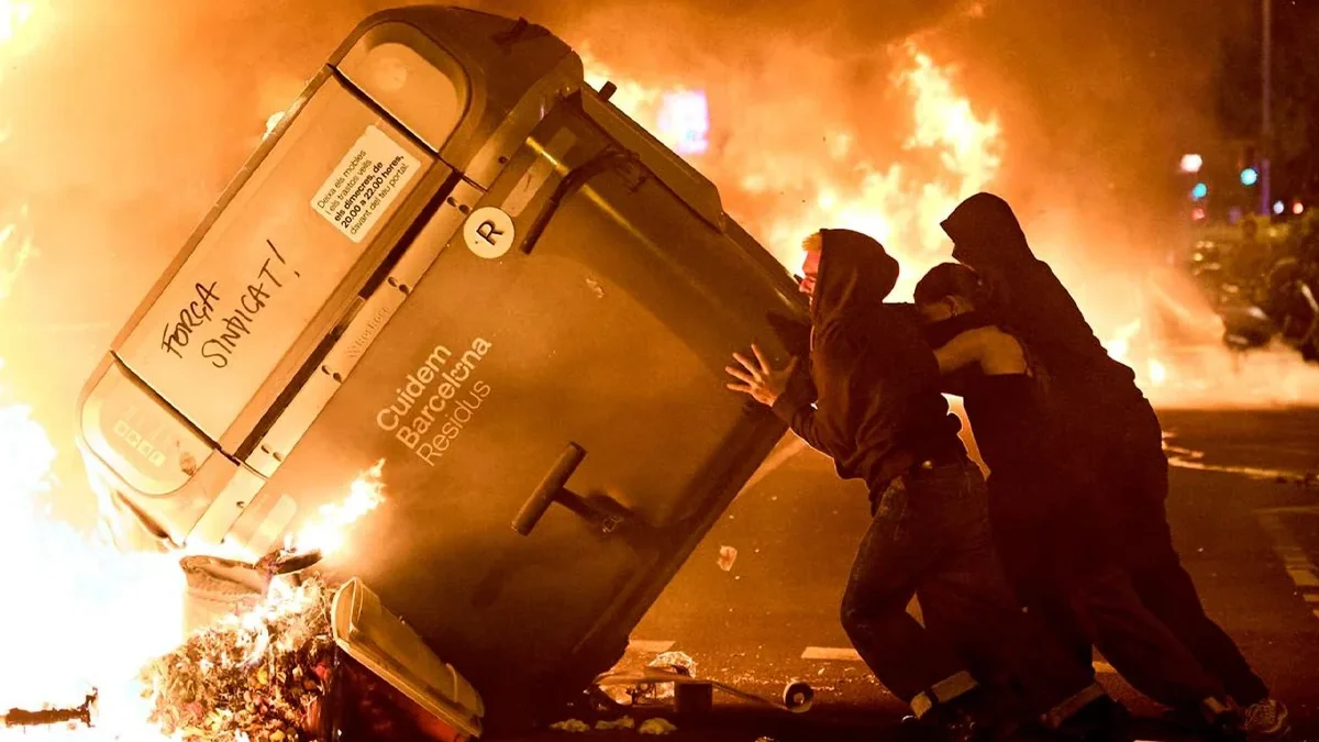 Nearly 100 people detained during riots in Barcelona